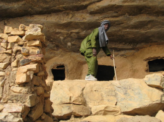 03 Sory Montre La Voie Sur La Falaise